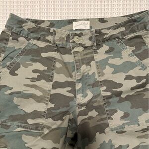 Universal Thread Camouflage Ankle Jeans